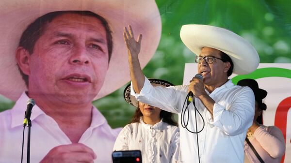 O candidato presidencial Roberto Sánchez, do partido Juntos pelo Peru, discursa tendo como pano de fundo uma faixa com a imagem do ex-presidente Pedro Castillo, durante encontro com apoiadores na comunidade de Huaycán, em Lima, Peru - Sputnik Brasil