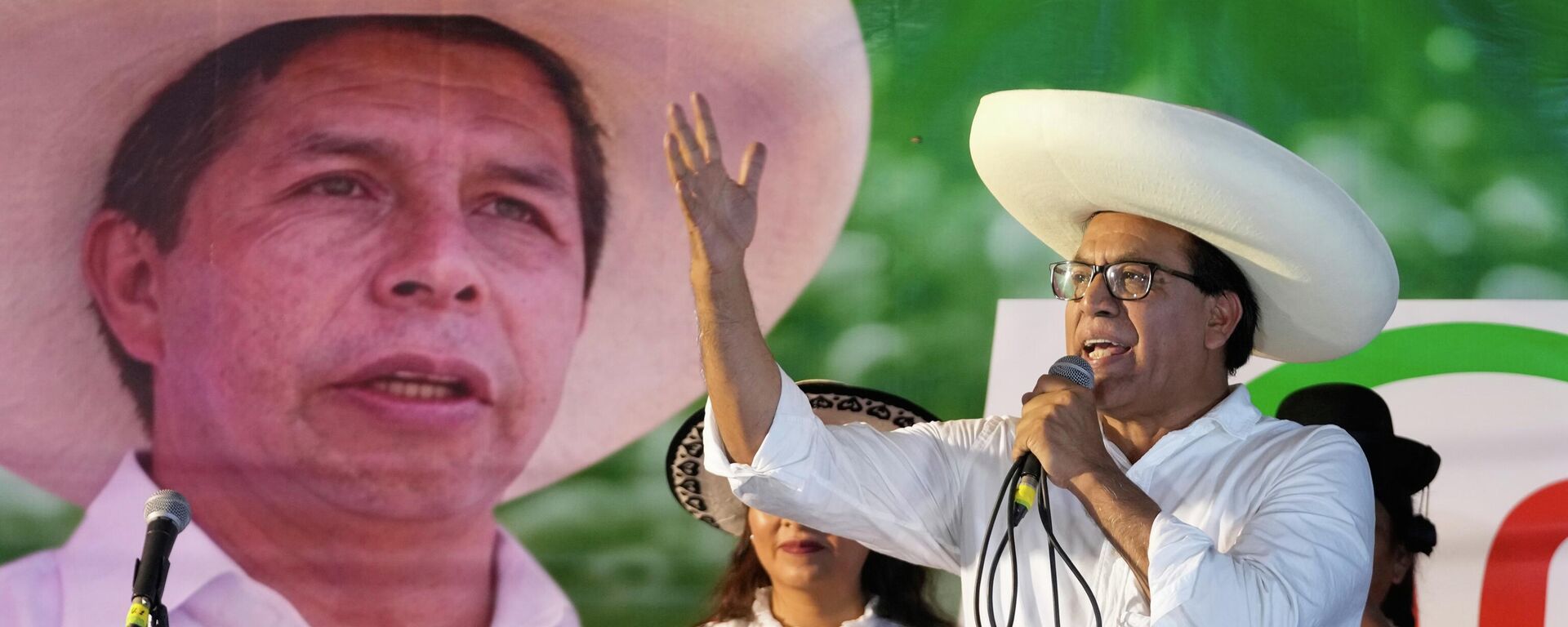 O candidato presidencial Roberto Sánchez, do partido Juntos pelo Peru, discursa tendo como pano de fundo uma faixa com a imagem do ex-presidente Pedro Castillo, durante encontro com apoiadores na comunidade de Huaycán, em Lima, Peru - Sputnik Brasil, 1920, 14.05.2026