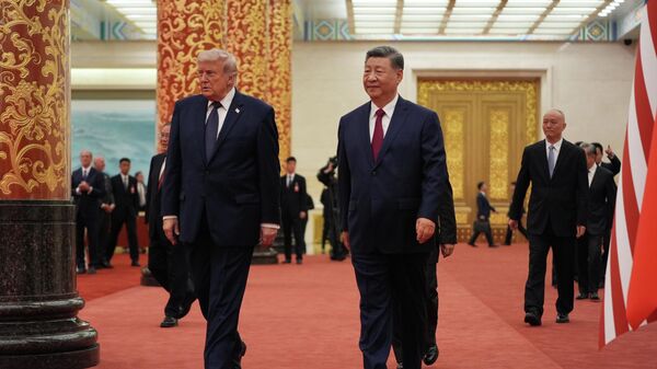 O presidente da China, Xi Jinping (à dir.), recebe o presidente dos Estados Unidos, Donald Trump, durante visita norte-americana a Pequim, em 14 de maio de 2026 - Sputnik Brasil