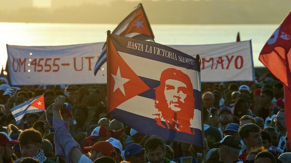 População de Cuba se reúne para manifestação no Dia do Trabalhador, em 1º de maio de 2026 - Sputnik Brasil