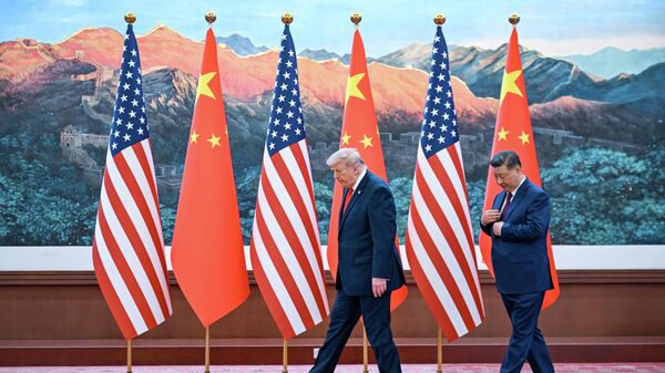 O presidente chinês Xi Jinping (à direita) e o presidente dos EUA Donald Trump. - Sputnik Brasil