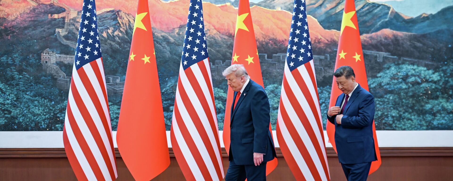 O presidente chinês Xi Jinping (à direita) e o presidente dos EUA Donald Trump. - Sputnik Brasil, 1920, 18.05.2026