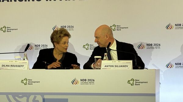 Na coletiva de imprensa do 11º Encontro Anual do Novo Banco de Desenvolvimento (NDB), em Moscou, Dilma Rousseff, presidente da instituição, conversa com Anton Siluanov, ministro das Finanças da Rússia - Sputnik Brasil