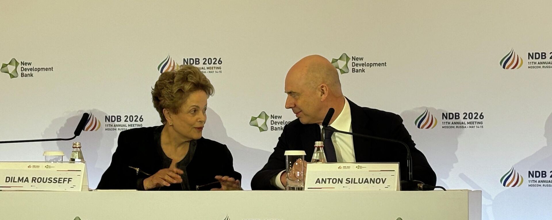 Na coletiva de imprensa do 11º Encontro Anual do Novo Banco de Desenvolvimento (NBD), em Moscou, Dilma Rousseff, presidente da instituição, conversa com Anton Siluanov, ministro das Finanças da Rússia - Sputnik Brasil, 1920, 15.05.2026
