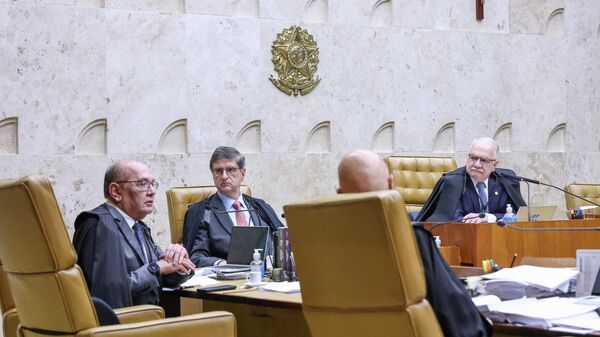 O ministro do Supremo Tribunal Federal (STF) Gilmar Mendes (à esq.) durante sessão plenária, sob o olhar atento do presidente da Corte, Edson Fachin, em 26 de março de 2026 - Sputnik Brasil