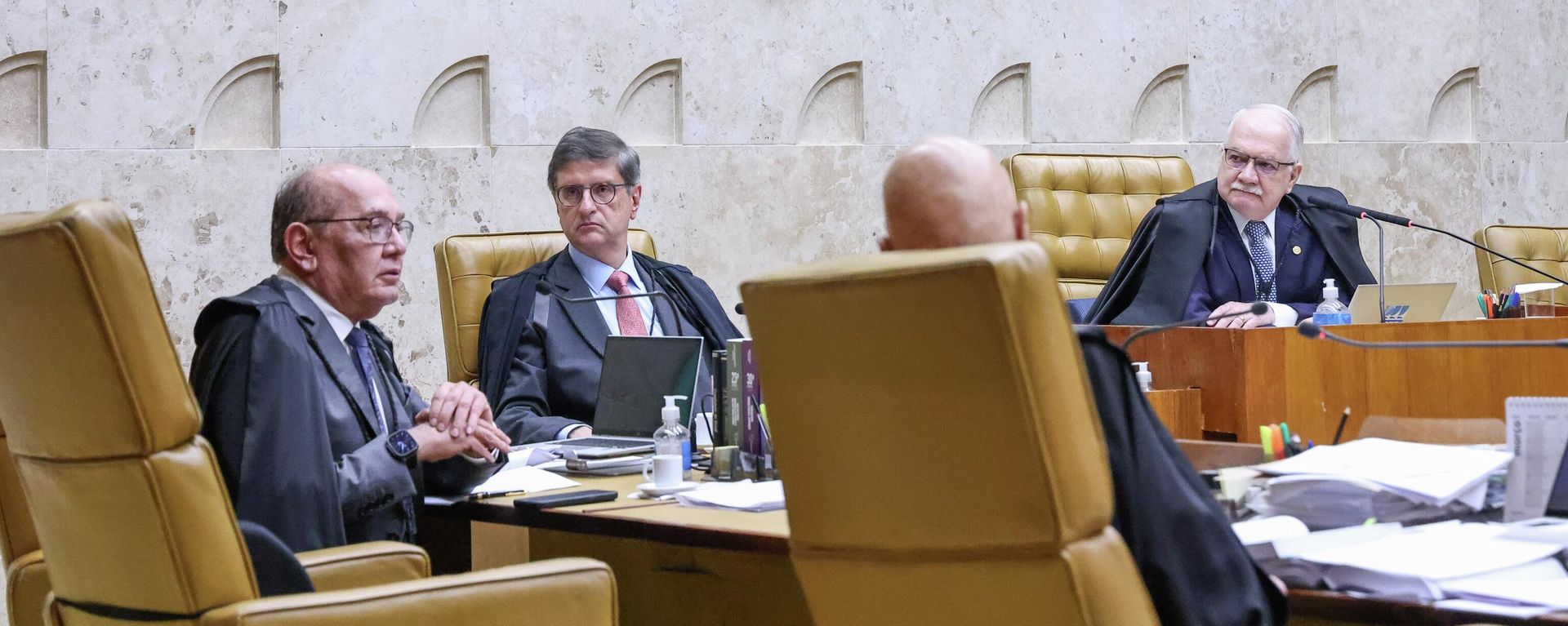 O ministro do Supremo Tribunal Federal (STF) Gilmar Mendes (à esquerda) durante sessão plenária em 26 de março de 2026 - Sputnik Brasil, 1920, 03.09.2026