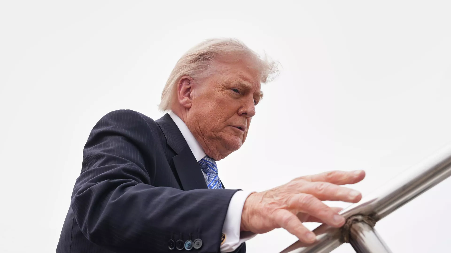 O presidente dos Estados Unidos, Donald Trump, embarcando no avião presidencial, em 15 de maio de 2026, em Pequim, na China - Sputnik Brasil, 1920, 16.05.2026