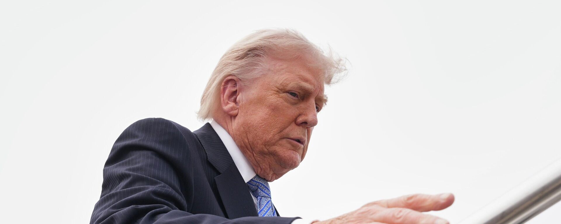 O presidente dos Estados Unidos, Donald Trump, embarcando no avião presidencial, em 15 de maio de 2026, em Pequim, na China - Sputnik Brasil, 1920, 21.05.2026