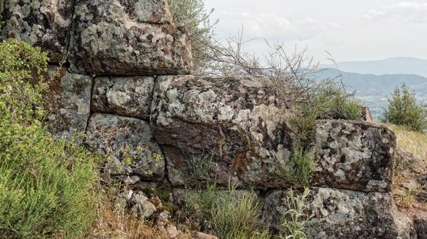 Muralhas poligonais da fortificação de Karaburc - Sputnik Brasil