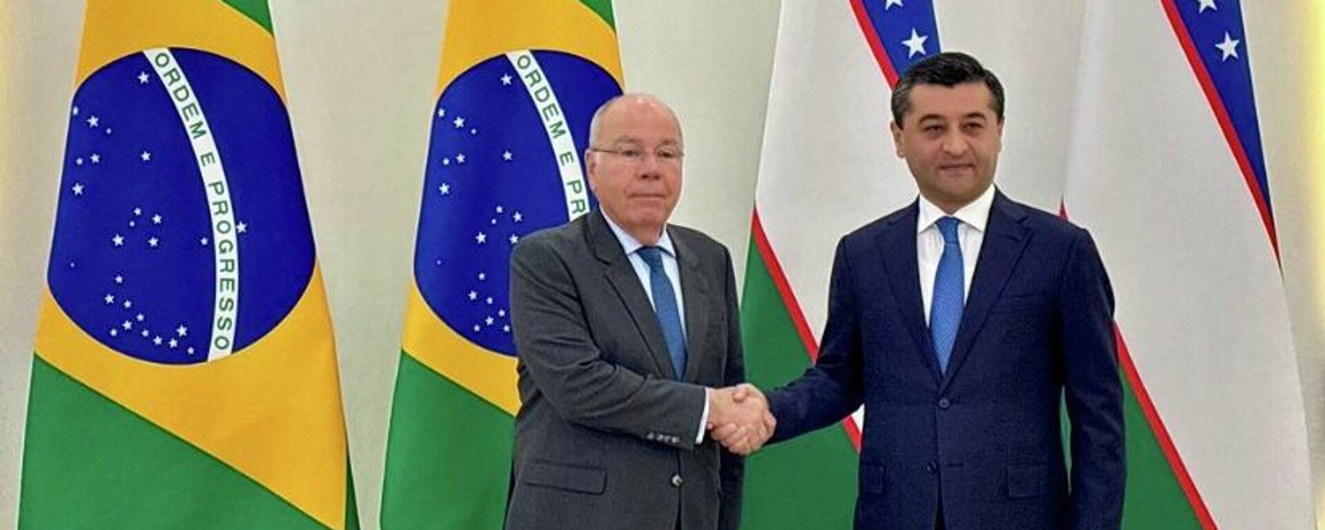 Na segunda etapa do roteiro pela Ásia Central, o Ministro Mauro Vieira iniciou sua agenda em Tashkent com reunião com o Ministro do Investimento, Indústria e Comércio do Uzbequistão, Laziz Kudratov.  - Sputnik Brasil, 1920, 18.05.2026