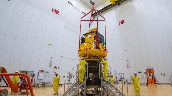A espaçonave Smile (dourada) foi fixada a um adaptador de foguete Vega-C (cone preto) no dia 25 de março de 2026, em preparação para o lançamento do Centro Espacial Europeu na Guiana Francesa - Sputnik Brasil
