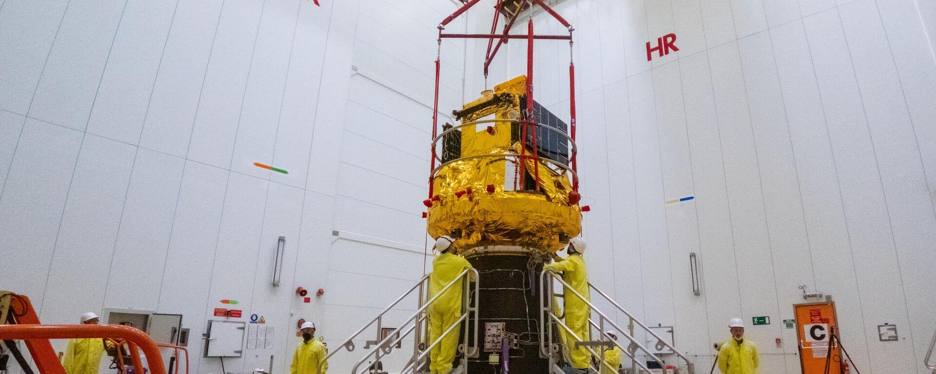 A espaçonave Smile (dourada) foi fixada a um adaptador de foguete Vega-C (cone preto) no dia 25 de março de 2026, em preparação para o lançamento do Centro Espacial Europeu na Guiana Francesa A espaçonave Smile (dourada) foi fixada a um adaptador de foguete Vega-C (cone preto) no dia 25 de março de 2026, em preparação para o lançamento do Centro Espacial Europeu na Guiana Francesa - Sputnik Brasil, 1920, 19.05.2026