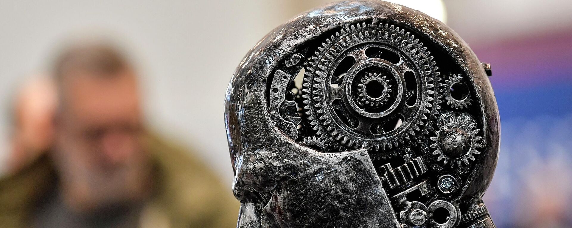 Uma cabeça metálica feita de peças de motor simboliza a inteligência artificial (IA) no Salão do Automóvel de Essen, dedicado à preparação e ao automobilismo, em Essen. Alemanha, 29 de novembro de 2019 - Sputnik Brasil, 1920, 19.05.2026