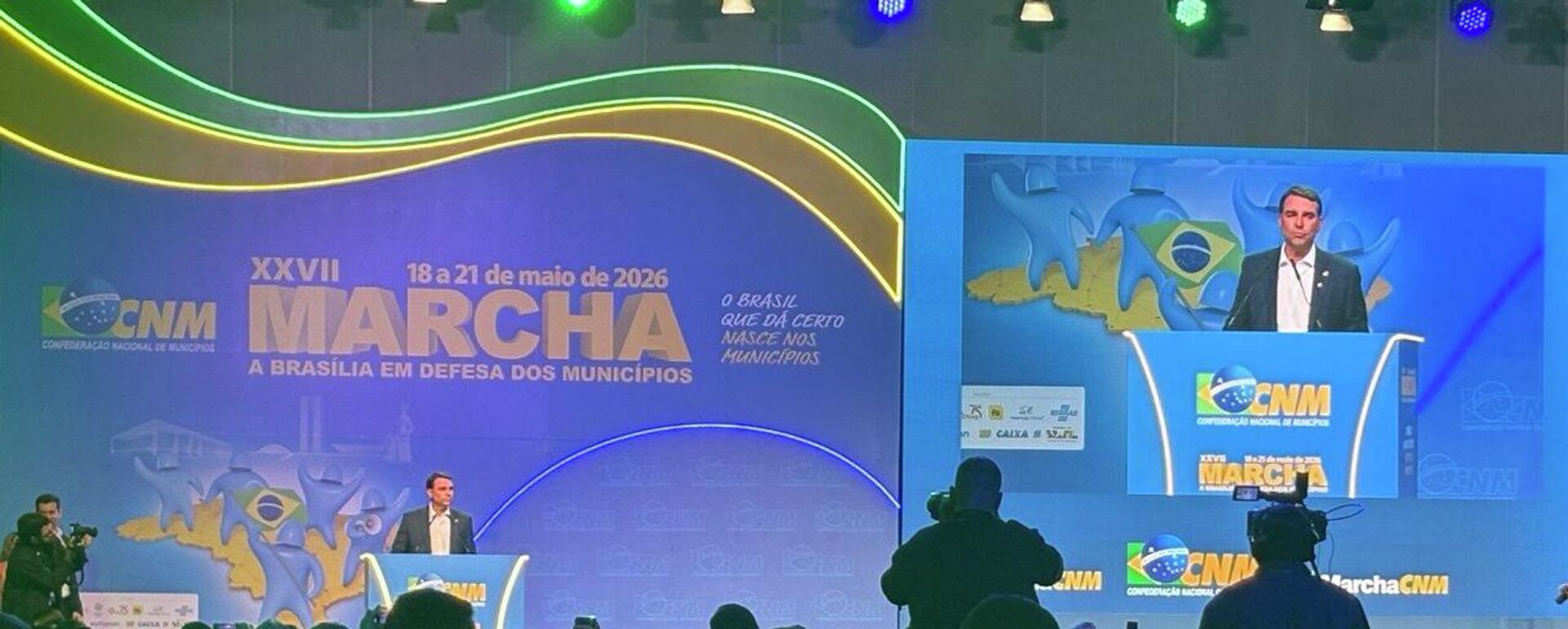 O senador Flávio Bolsonaro (PL-RJ) participa da XVII Marcha a Brasília em Defesa dos Municípios, em 19 de maio de 2026 - Sputnik Brasil, 1920, 19.05.2026