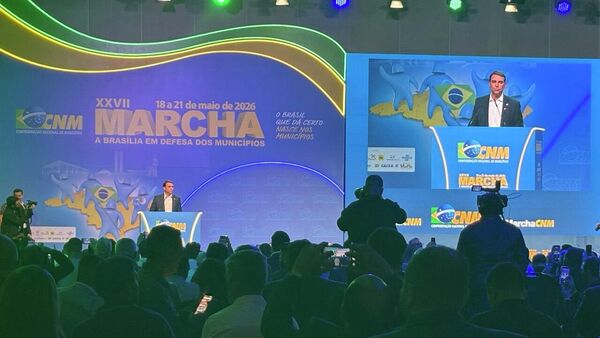 O senador Flávio Bolsonaro (PL-RJ) participa da XVII Marcha a Brasília em Defesa dos Municípios, em 19 de maio de 2026 O senador Flávio Bolsonaro (PL-RJ) participa da XVII Marcha a Brasília em Defesa dos Municípios, em 19 de maio de 2026 - Sputnik Brasil