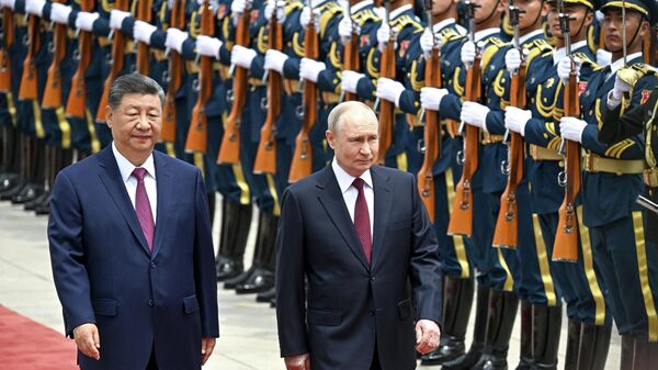 Presidentes da Rússia, Vladimir Putin, e da China, Xi Jinping, durante cerimônia em Pequim. 20 de maio de 2026 - Sputnik Brasil