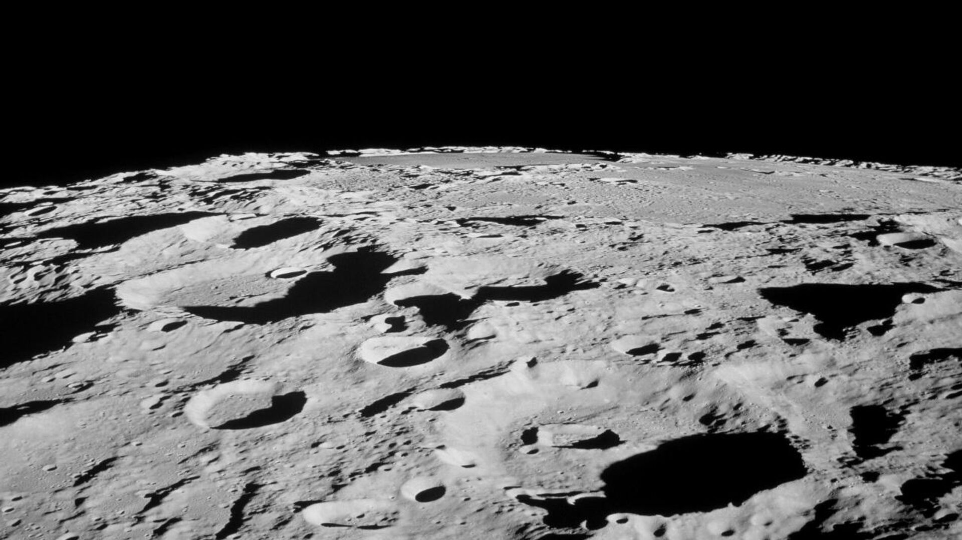 Da órbita lunar, os astronautas do programa Apollo da NASA apontavam câmeras para fora da janela de suas naves espaciais para capturar fotos da superfície da Lua na década de 1960 Da órbita lunar, os astronautas do programa Apollo da NASA apontavam câmeras para fora da janela de suas naves espaciais para capturar fotos da superfície da Lua na década de 1960 - Sputnik Brasil, 1920, 20.05.2026