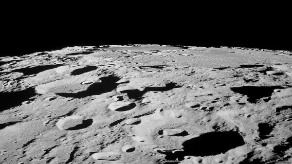 Da órbita lunar, os astronautas do programa Apollo da NASA apontavam câmeras para fora da janela de suas naves espaciais para capturar fotos da superfície da Lua na década de 1960 - Sputnik Brasil