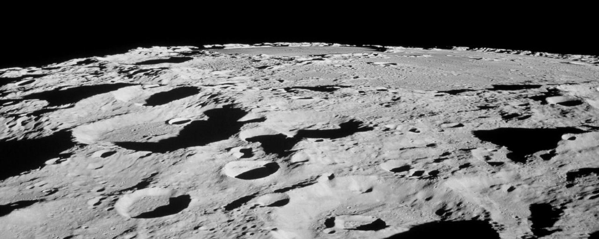 Da órbita lunar, os astronautas do programa Apollo da NASA apontavam câmeras para fora da janela de suas naves espaciais para capturar fotos da superfície da Lua na década de 1960 - Sputnik Brasil, 1920, 20.05.2026
