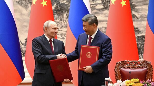 O presidente russo, Vladimir Putin, e seu homólogo chinês, Xi Jinping, durante reunião em Pequim, em 20 de maio de 2026. - Sputnik Brasil