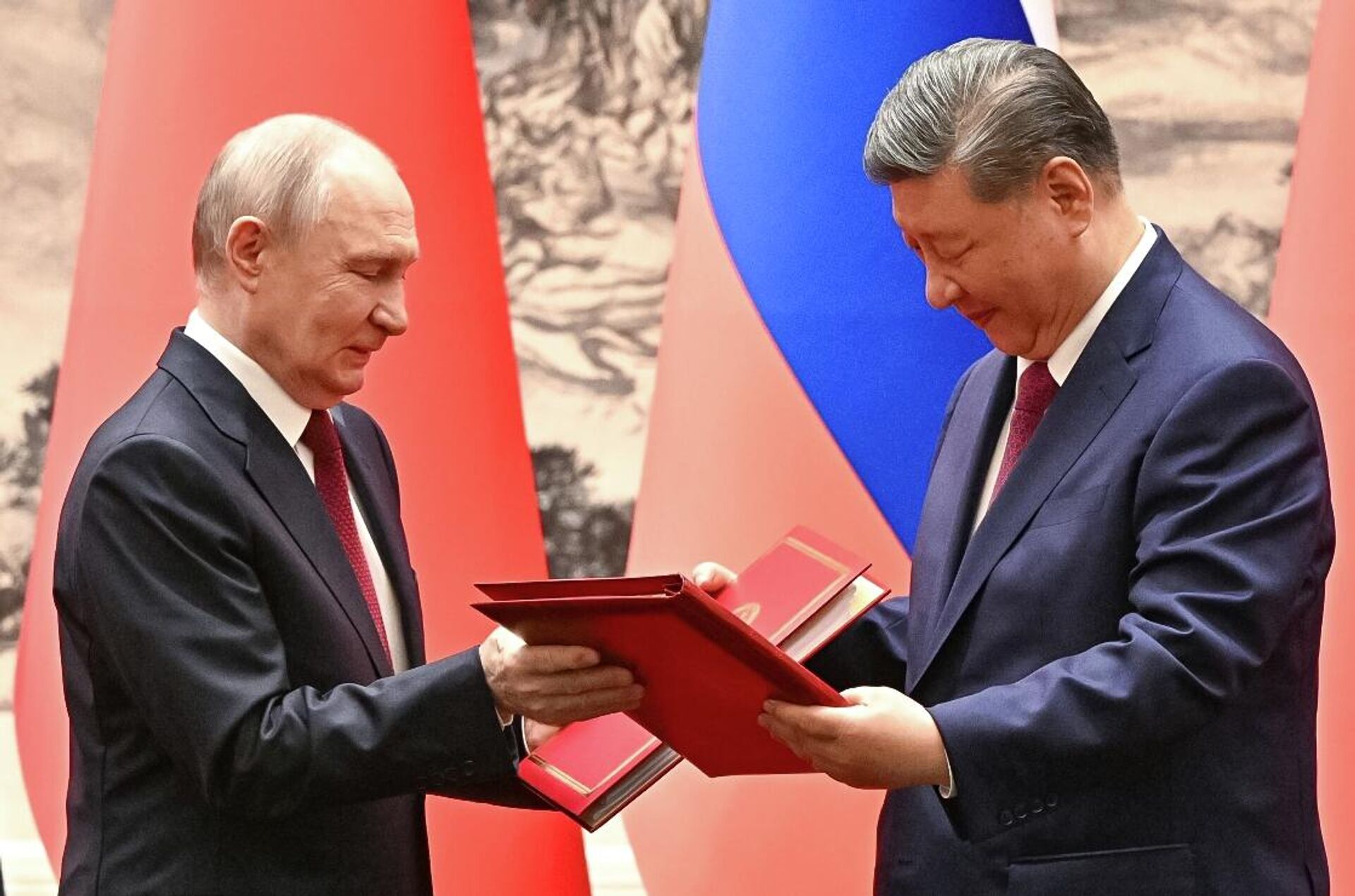 Vladimir Putin e Xi Jinping assinam declaração conjunta para aprofundar as relações russo-chinesas - Sputnik Brasil, 1920, 20.05.2026