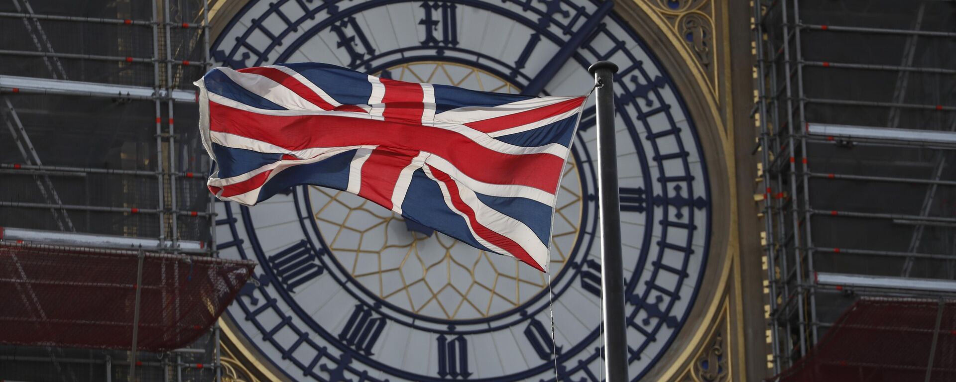 A bandeira do Reino Unido tremula em frente ao relógio da Torre da Rainha Elizabeth, que abriga o sino conhecido como Big Ben, parte do complexo das Casas do Parlamento em Londres, 10 de outubro de 2019 - Sputnik Brasil, 1920, 15.06.2026