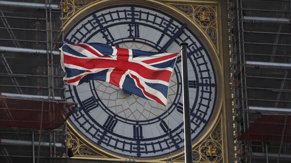 A bandeira do Reino Unido tremula em frente ao relógio da Torre da Rainha Elizabeth, que abriga o sino conhecido como Big Ben, parte do complexo das Casas do Parlamento em Londres, 10 de outubro de 2019 - Sputnik Brasil