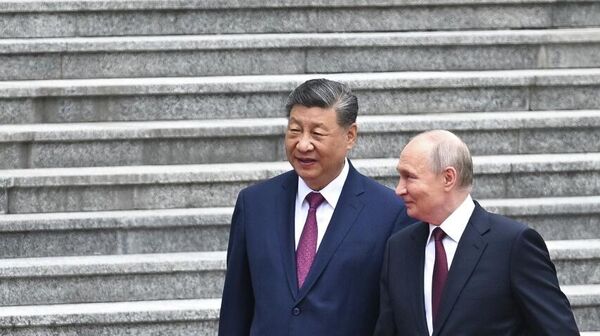 O presidente chinês Xi Jinping e o presidente russo Vladimir Putin durante uma reunião em Pequim - Sputnik Brasil