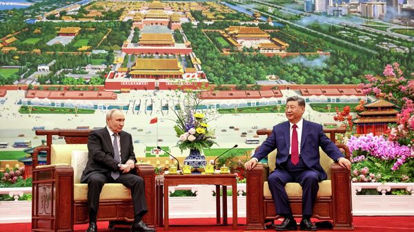 O presidente russo, Vladimir Putin, e o presidente chinês, Xi Jinping, tomam chá durante reunião no Grande Salão do Povo, em Pequim - Sputnik Brasil