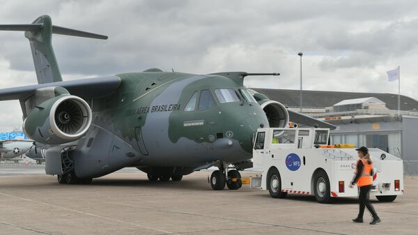 Um avião de transporte militar Embraer C-390 no Aeroporto de Le Bourget, onde foi realizado o Paris Air Show, em 16 de junho de 2019 - Sputnik Brasil