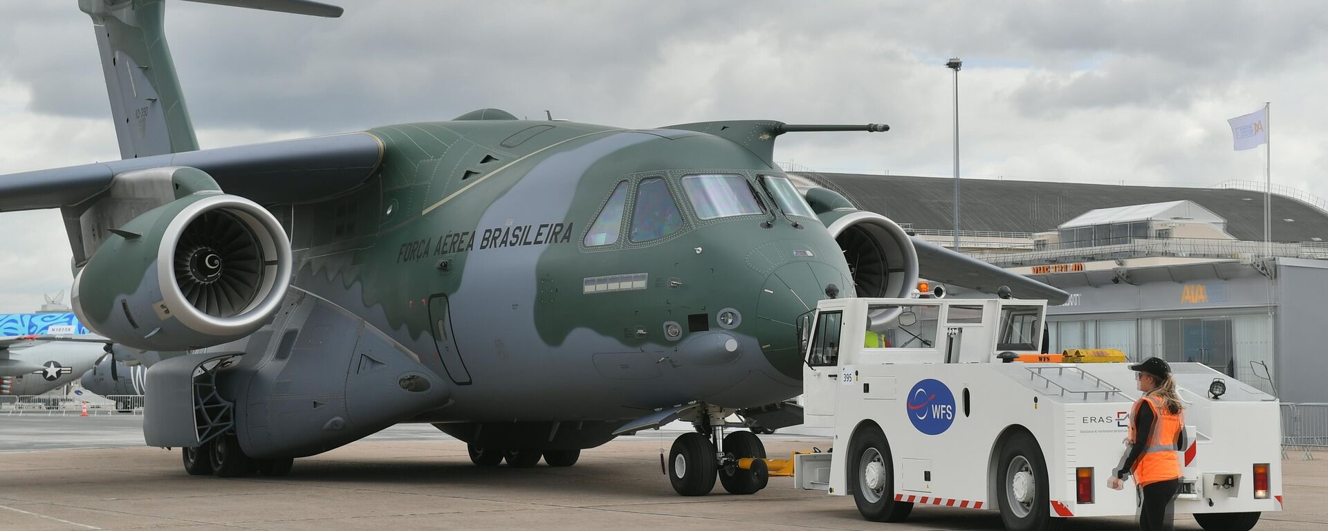 Um avião de transporte militar Embraer C-390 no Aeroporto de Le Bourget, onde foi realizado o Paris Air Show, em 16 de junho de 2019 Um avião de transporte militar Embraer C-390 no Aeroporto de Le Bourget, onde foi realizado o Paris Air Show, em 16 de junho de 2019 - Sputnik Brasil, 1920, 21.05.2026