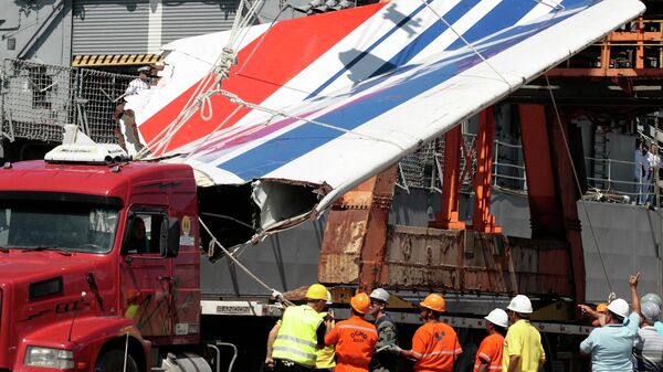 Pedaços da aeronave da Air France que fazia o voo 447 entre Rio de Janeiro e Paris são desembarcados no porto de Recife, em 14 de junho de 2009 - Sputnik Brasil