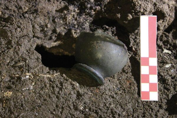 Vasos encontrados na caverna Crno Jezero, na Croácia - Sputnik Brasil