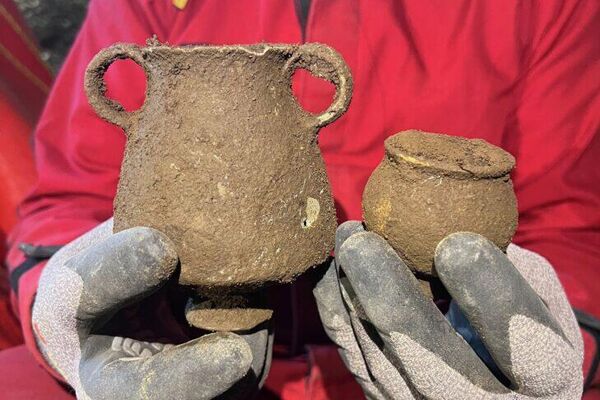 Vasos encontrados na caverna Crno Jezero, na Croácia - Sputnik Brasil