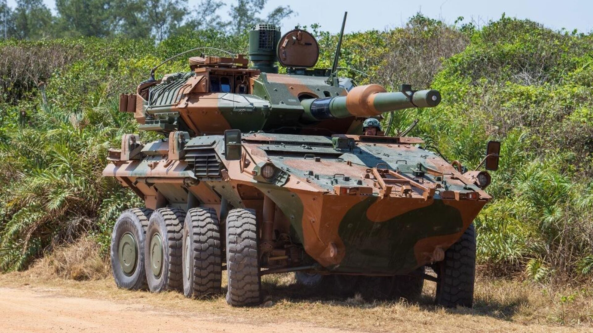 Centauro II, classificado como caça-tanques, possui canhão estabilizado com capacidade de atingir alvos a até 5 km de distância. O veículo pode chegar a 105 km/h, tem autonomia de 800 km e tração 8x8 Centauro II, classificado como caça-tanques, possui canhão estabilizado com capacidade de atingir alvos a até 5 km de distância. O veículo pode chegar a 105 km/h, tem autonomia de 800 km e tração 8x8 - Sputnik Brasil, 1920, 22.05.2026