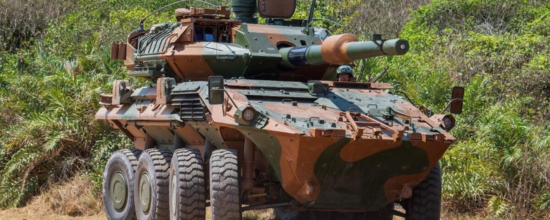 Centauro II, classificado como caça-tanques, possui canhão estabilizado com capacidade para atingir alvos a até 5 quilômetros de distância. O veículo pode chegar a 105 km/h, tem autonomia de 800 quilômetros e tração 8x8 - Sputnik Brasil, 1920, 22.05.2026