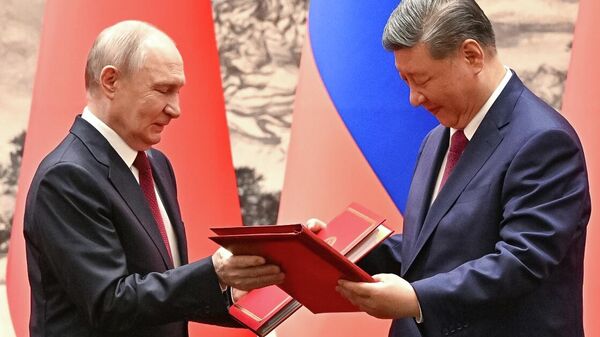 O presidente da Rússia, Vladimir Putin, e o presidente da China, Xi Jinping, assinam uma declaração sobre o estabelecimento de um mundo multipolar - Sputnik Brasil