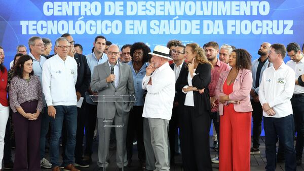 O governador interino do Rio de Janeiro, Ricardo Couto, fala durante inauguração das novas instalações do Centro de Desenvolvimento Tecnológico em Saúde (CDTS/Fiocruz), o lançamento do Centro de Desenvolvimento e Produção de Terapias CAR-T e a entrega de 42 veículos do programa Agora Tem Especialistas-Caminhos da Saúde e do SAMU para o estado. - Sputnik Brasil