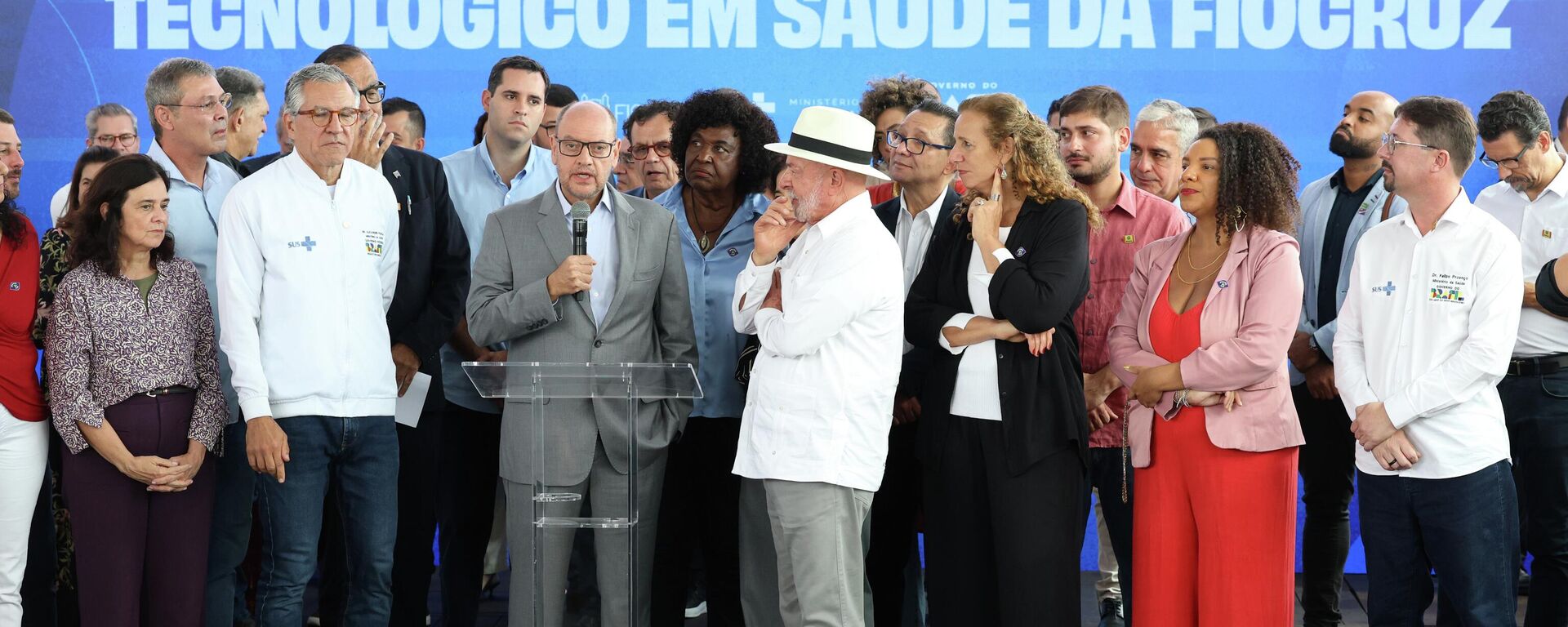 O governador interino do Rio de Janeiro, Ricardo Couto, fala durante inauguração das novas instalações do Centro de Desenvolvimento Tecnológico em Saúde (CDTS/Fiocruz), o lançamento do Centro de Desenvolvimento e Produção de Terapias CAR-T e a entrega de 42 veículos do programa Agora Tem Especialistas-Caminhos da Saúde e do SAMU para o estado. - Sputnik Brasil, 1920, 24.05.2026