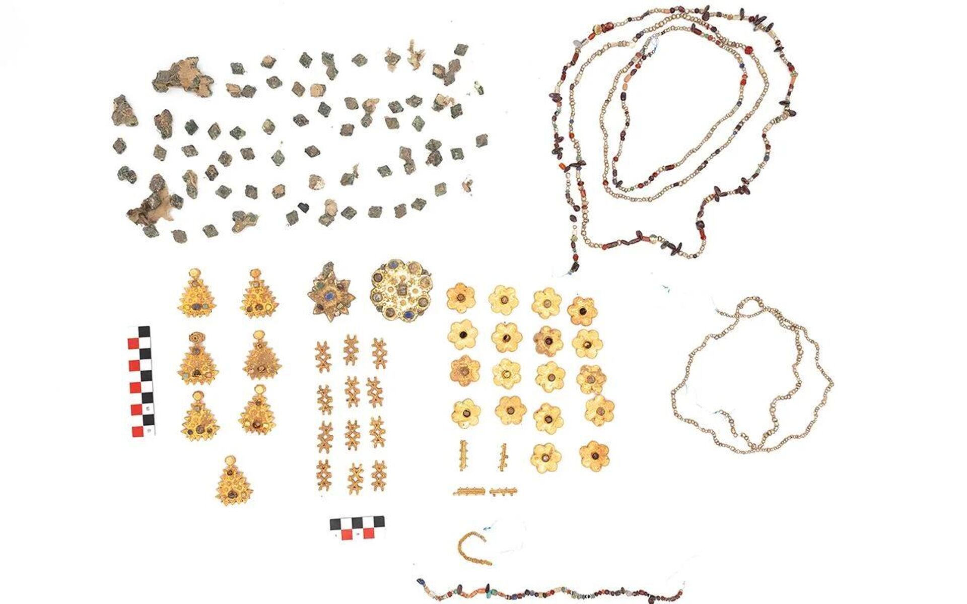 A coleção organizada completa de 100 peças de joias de ouro do período abássida, incluindo pingentes florais, ornamentos em forma de disco, contas e espaçadores de ouro A coleção organizada completa de 100 peças de joias de ouro do período abássida, incluindo pingentes florais, ornamentos em forma de disco, contas e espaçadores de ouro - Sputnik Brasil, 1920, 25.05.2026