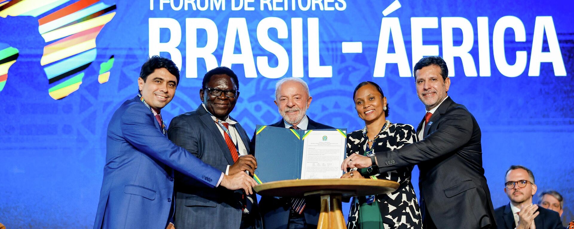 O presidente do Brasil, Luiz Inácio Lula da Silva (ao centro), durante sessão de abertura do 1º Fórum de Reitores Brasil-África. Brasília (DF), 25 de maio de 2026 - Sputnik Brasil, 1920, 25.05.2026
