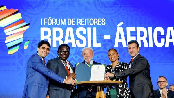 O presidente do Brasil, Luiz Inácio Lula da Silva (ao centro), durante sessão de abertura do 1º Fórum de Reitores Brasil-África. Brasília (DF), 25 de maio de 2026 - Sputnik Brasil