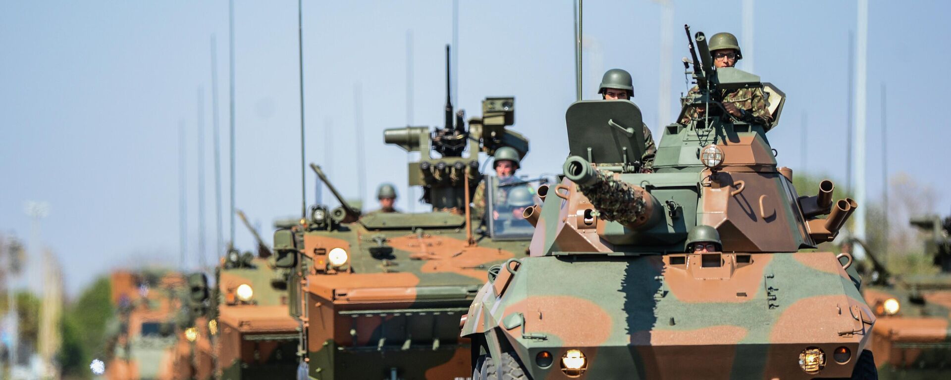 Exército participa de desfile com blindados em Brasília, em 22 de agosto de 2019 - Sputnik Brasil, 1920, 25.05.2026