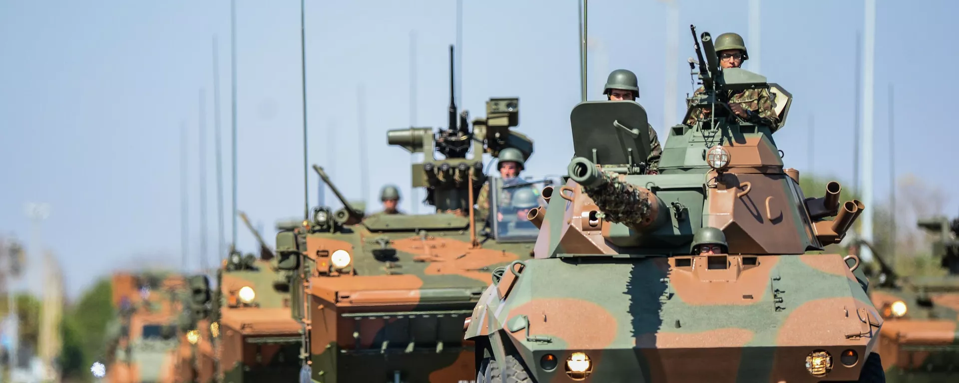 Exército participa de desfile com blindados em Brasília, em 22 de agosto de 2019 - Sputnik Brasil, 1920, 25.05.2026