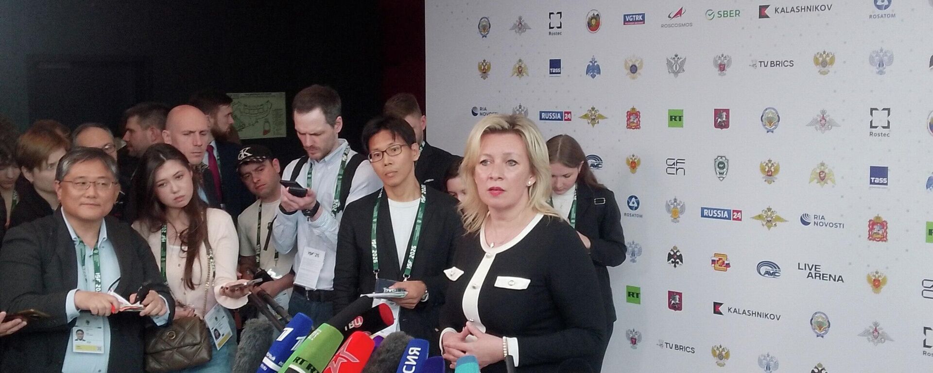 A representante oficial do Ministério das Relações Exteriores da Rússia, Maria Zakharova, respondendo a perguntas de jornalistas durante o Fórum Internacional de Segurança, na Rússia, 26.05.2026 - Sputnik Brasil, 1920, 26.05.2026