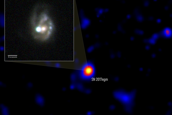 Esta imagem composta mostra duas vistas da SN 2017egm: em luz visível (inserção) e em raios gama (fundo). A imagem óptica registra a supernova — o objeto mais brilhante da cena — e sua galáxia hospedeira em 1º de julho de 2017. O mapa de fundo mostra uma ampla região do céu ao redor da posição da supernova. As cores mais intensas indicam maior probabilidade estatística de que os raios gama estejam associados à explosão. O mapa reúne detecções do Telescópio de Grande Área (Large Area Telescope) do Fermi entre 5 de julho e 25 de outubro de 2017, ou seja, de 43 a 155 dias após a descoberta da supernova - Sputnik Brasil