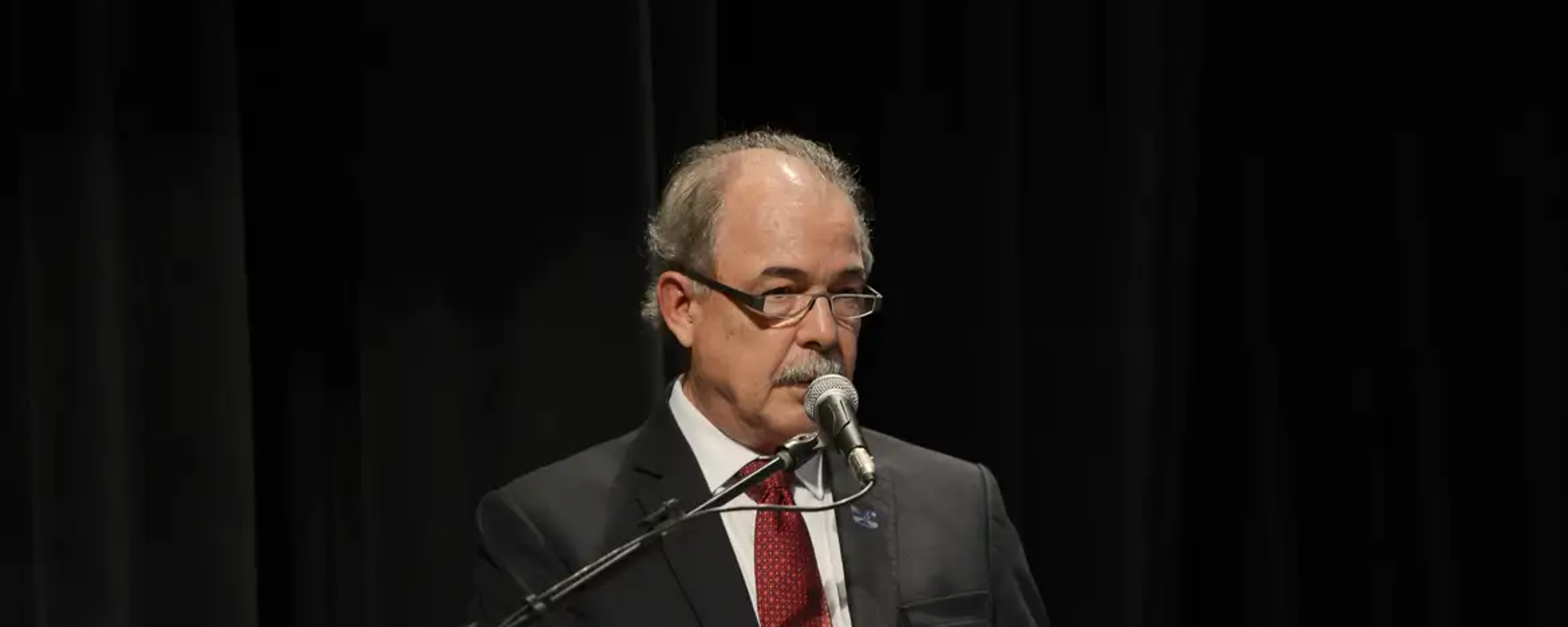 O presidente do Banco Nacional de Desenvolvimento Econômico e Social (BNDES), Aloizio Mercadante, durante discurso em evento - Sputnik Brasil, 1920, 26.05.2026