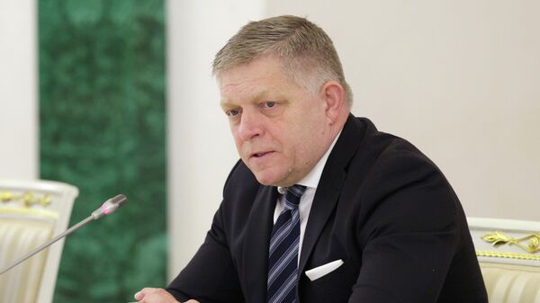 O primeiro-ministro da Eslováquia, Robert Fico, durante uma reunião com o presidente da Rússia, Vladimir Putin, em 9 de maio de 2026 - Sputnik Brasil