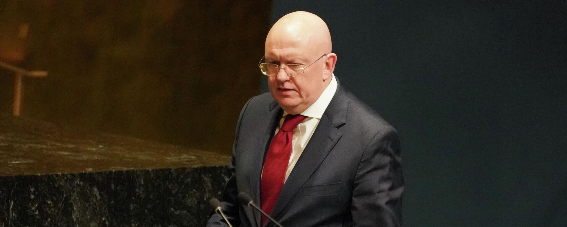 O embaixador da Rússia na ONU, Vasily Nebenzya, sobe ao palco antes de discursar na 74ª sessão da Assembleia Geral das Nações Unidas sobre a resolução do conflito no leste da Ucrânia, na sede da ONU em Nova York, Estados Unidos, em 20 de fevereiro de 2020 - Sputnik Brasil, 1920, 26.05.2026