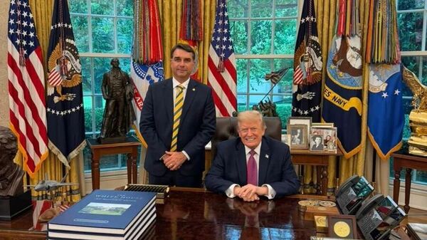 Flávio é recebido por Trump na Casa Branca. 26 de maio de 2026 - Sputnik Brasil